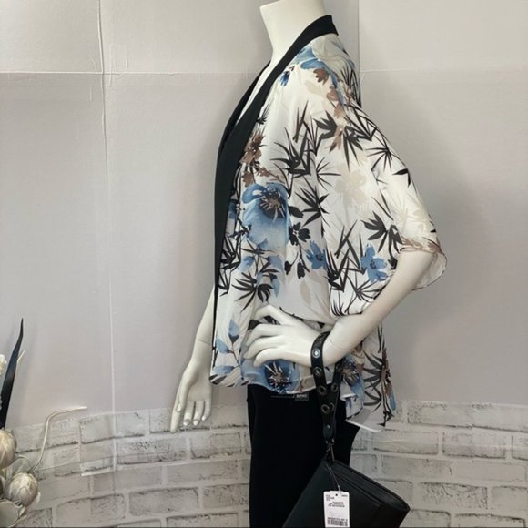 SOLD | NWT Le Chateau White & Blue Floral Kimono - Picture 3 of 12